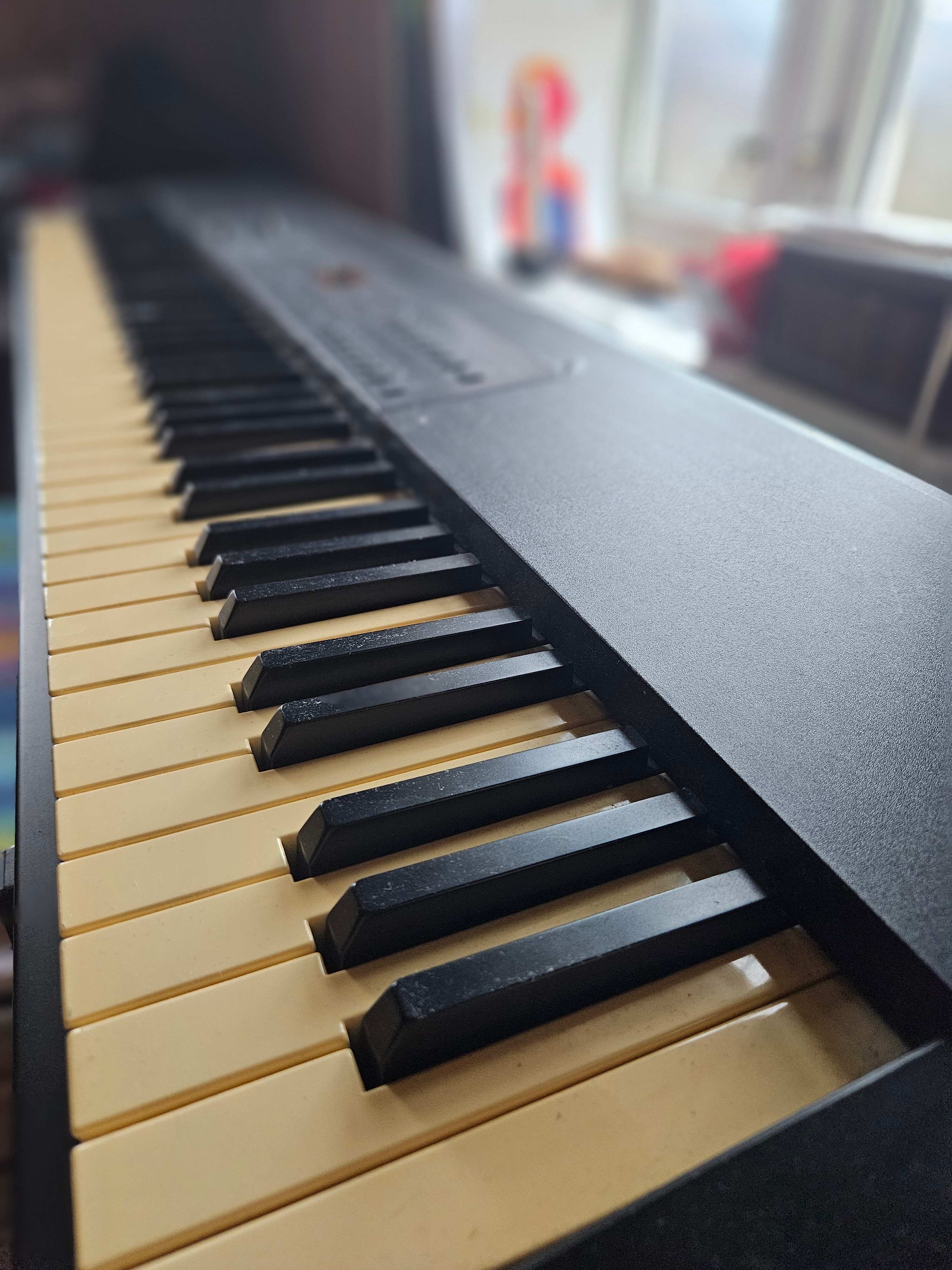 Nærbilde av pianotangenter i perspektiv med sort og hvite tangenter