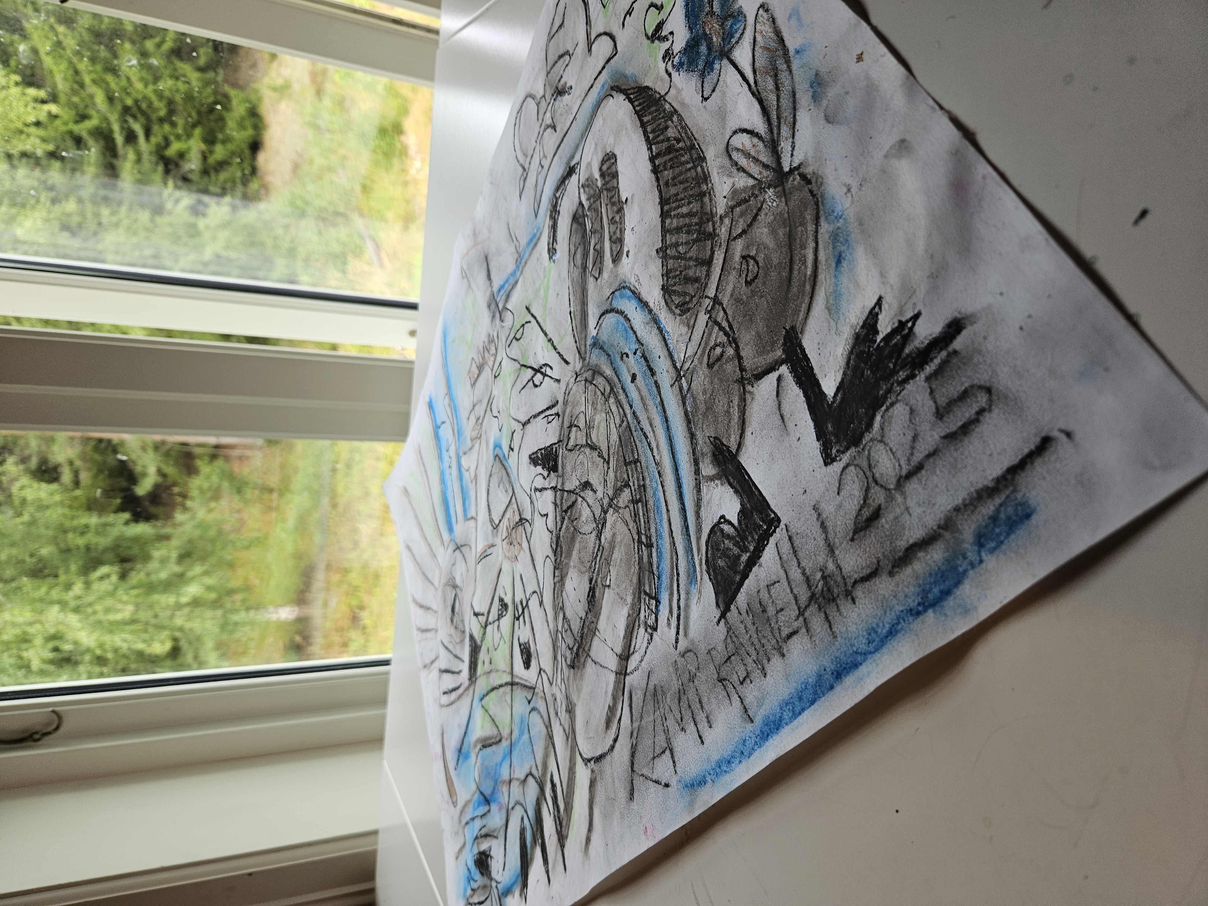 Abstrakt kulltegning med blå aksenter, sol og sirkulære former