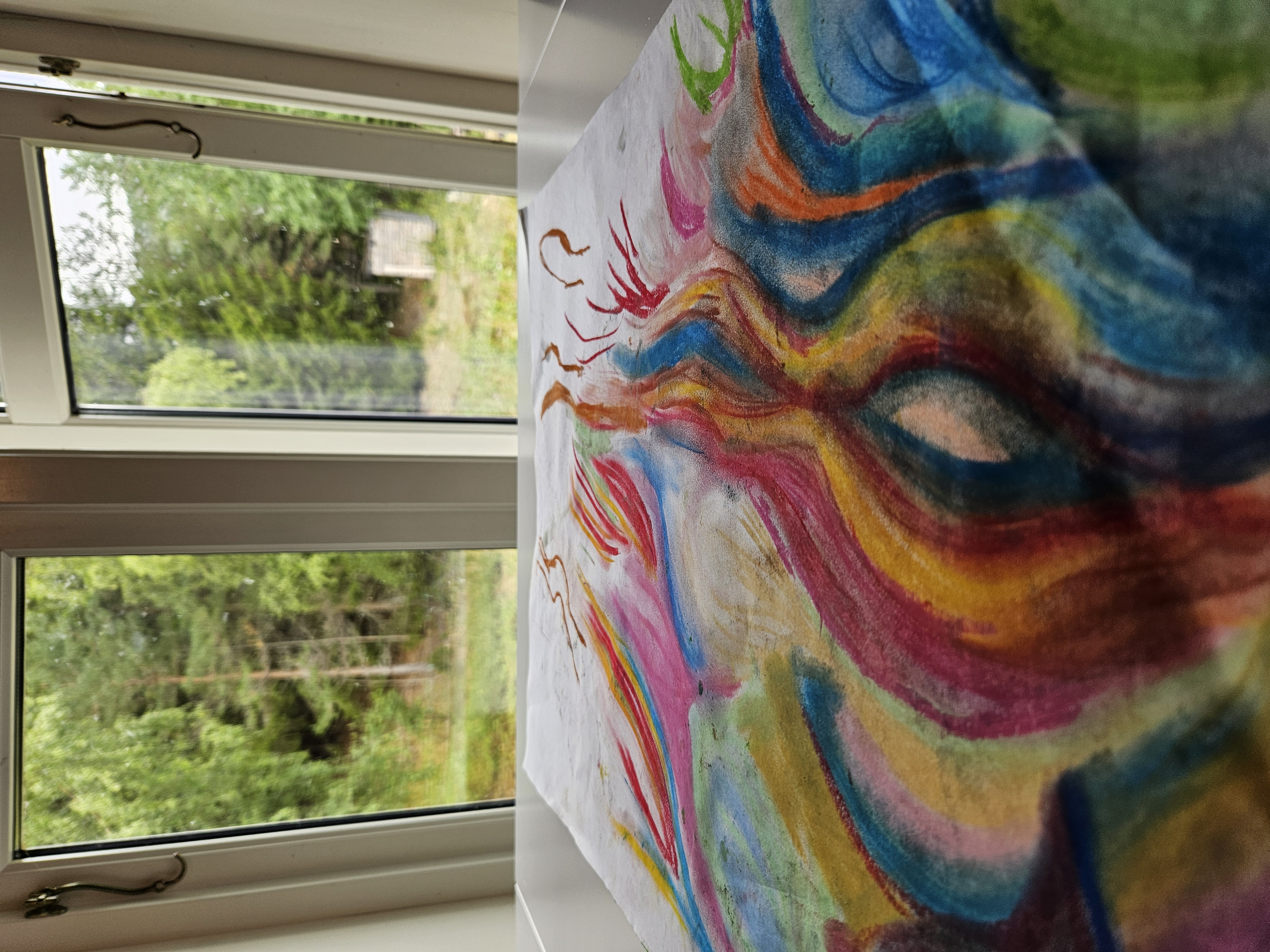 Fargerikt abstrakt maleri med flytende bølgeformer i rosa, blått, gult og oransje